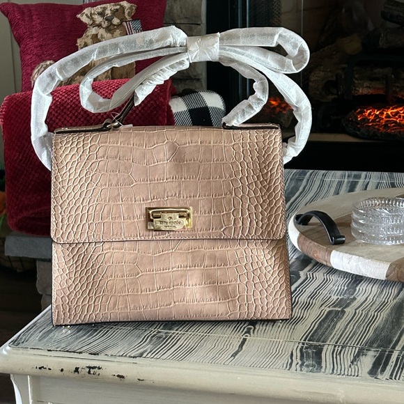 Elevate your style with this stunning Kate Spade Doris Knightsbridge Satchel. - Picture 4 of 4